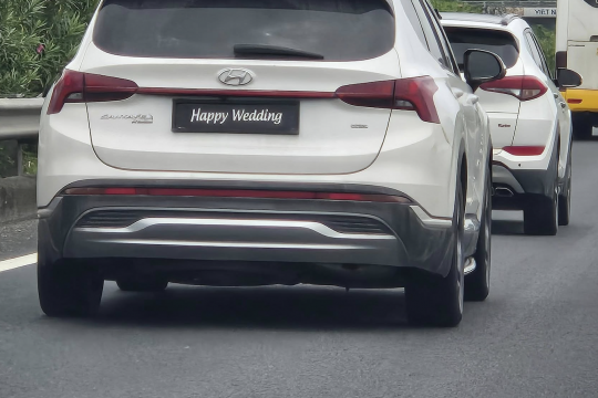 CSGT tạm giữ xe Santafe dán chữ 
