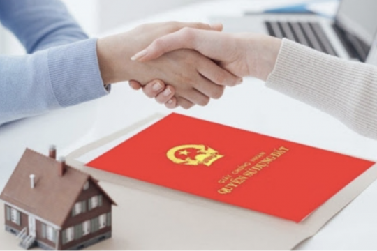 Sang tên sổ đỏ cho con, nên làm tặng cho hay lập di chúc thừa kế?