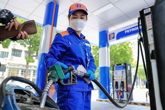 Giá xăng giảm vào ngày mai?