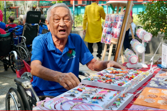 Các cụ U90 làm vòng tay, tranh vỏ sò... để bán ủng hộ người dân vùng bão, lũ