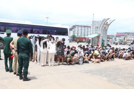 Campuchia bàn giao 161 công dân liên quan lừa đảo trực tuyến