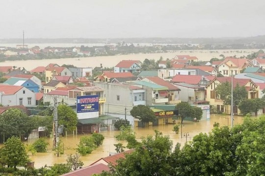 Lũ lên nhanh, hơn 15.000 ngôi nhà ở Quảng Bình chìm trong nước