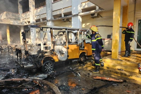 40 xe điện du lịch bị cháy trong khuôn viên trường học ở Hội An