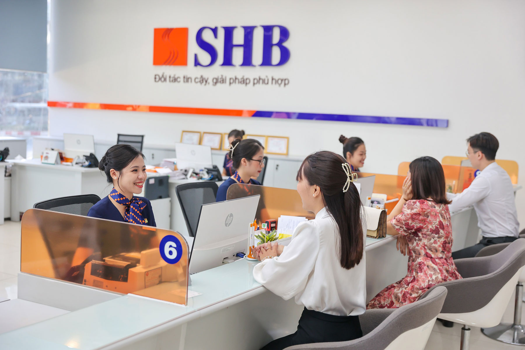 Thấy gì sau động thái đăng ký mua 100 triệu cổ phiếu SHB của Phó Chủ tịch Đỗ Quang Vinh?