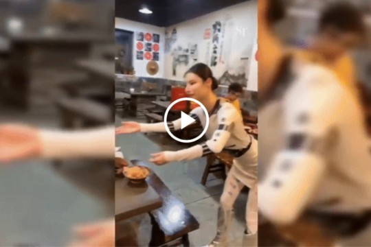 Cô gái trẻ gây sốt quán ăn vì kiểu phục vụ có 'một không hai'