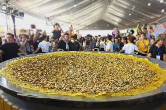Cận cảnh chiếc bánh xèo đường kính 3m tại lễ hội bánh dân gian Cần Thơ