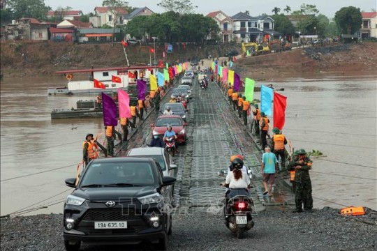 Chính thức thông xe cầu phao Phong Châu