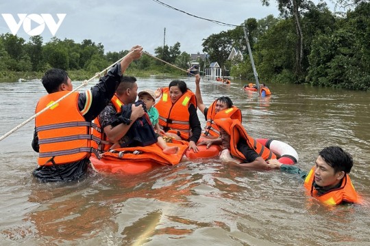 Mưa lớn ở Phú Quốc gây ngập sâu, công an, bộ đội phải ứng cứu, sơ tán người dân