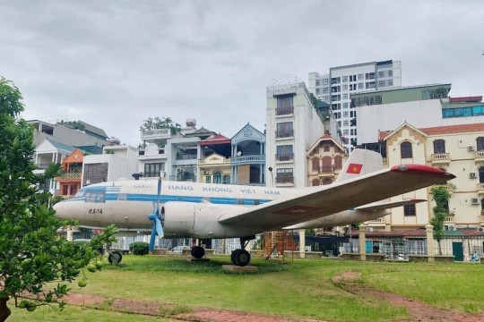 Máy bay từng chở Bác Hồ được đưa về Trung tâm Hội chợ Triển lãm