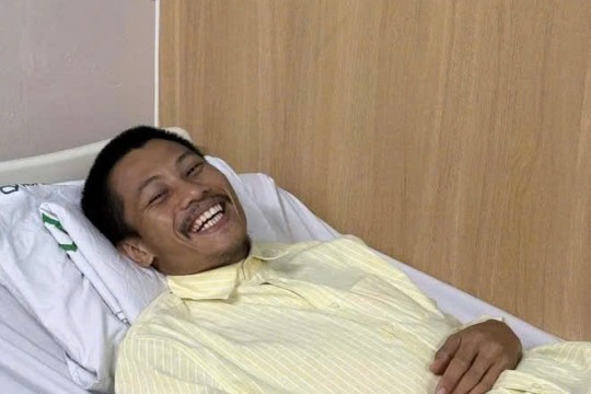Nam diễn viên phim Mưa Đỏ nhập viện, thần thái nhợt nhạt khiến khán giả lo lắng